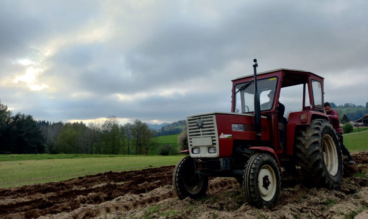 Mit unserem Traktor am Feld