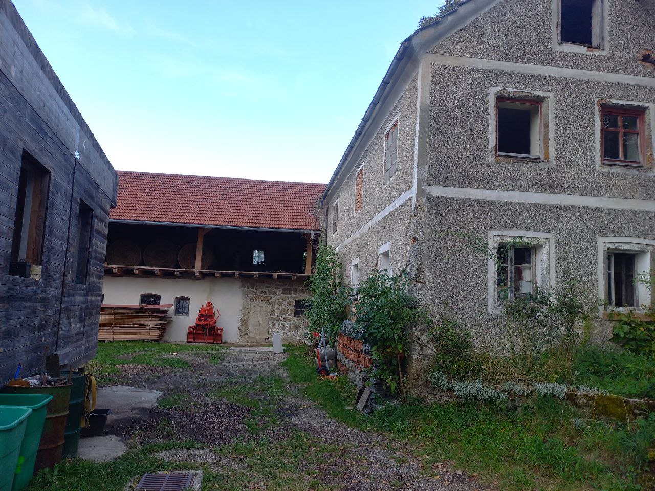 7,9m * 20,5m Außenlänge, 2 Stockwerke, plus Dachgeschoss, siehe Pläne